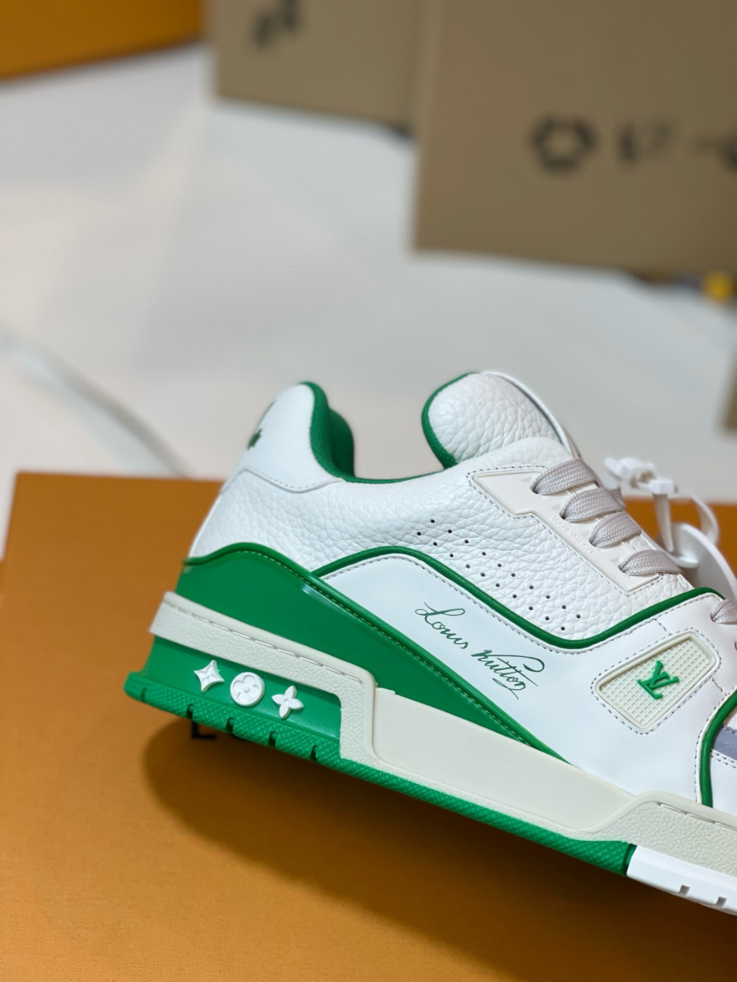 루이비통 LV 트레이너 스니커즈 화이트 그린
