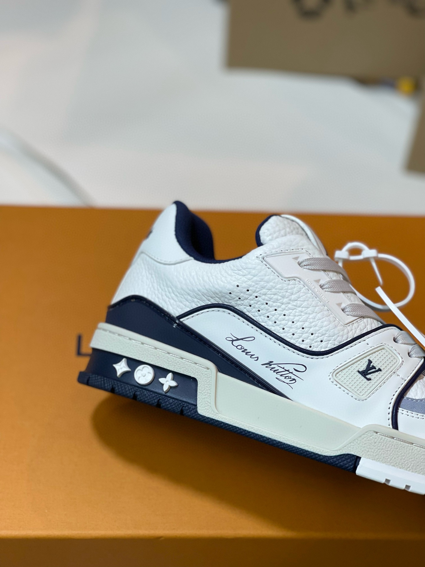 루이비통 LV 트레이너 스니커즈 화이트 네이비