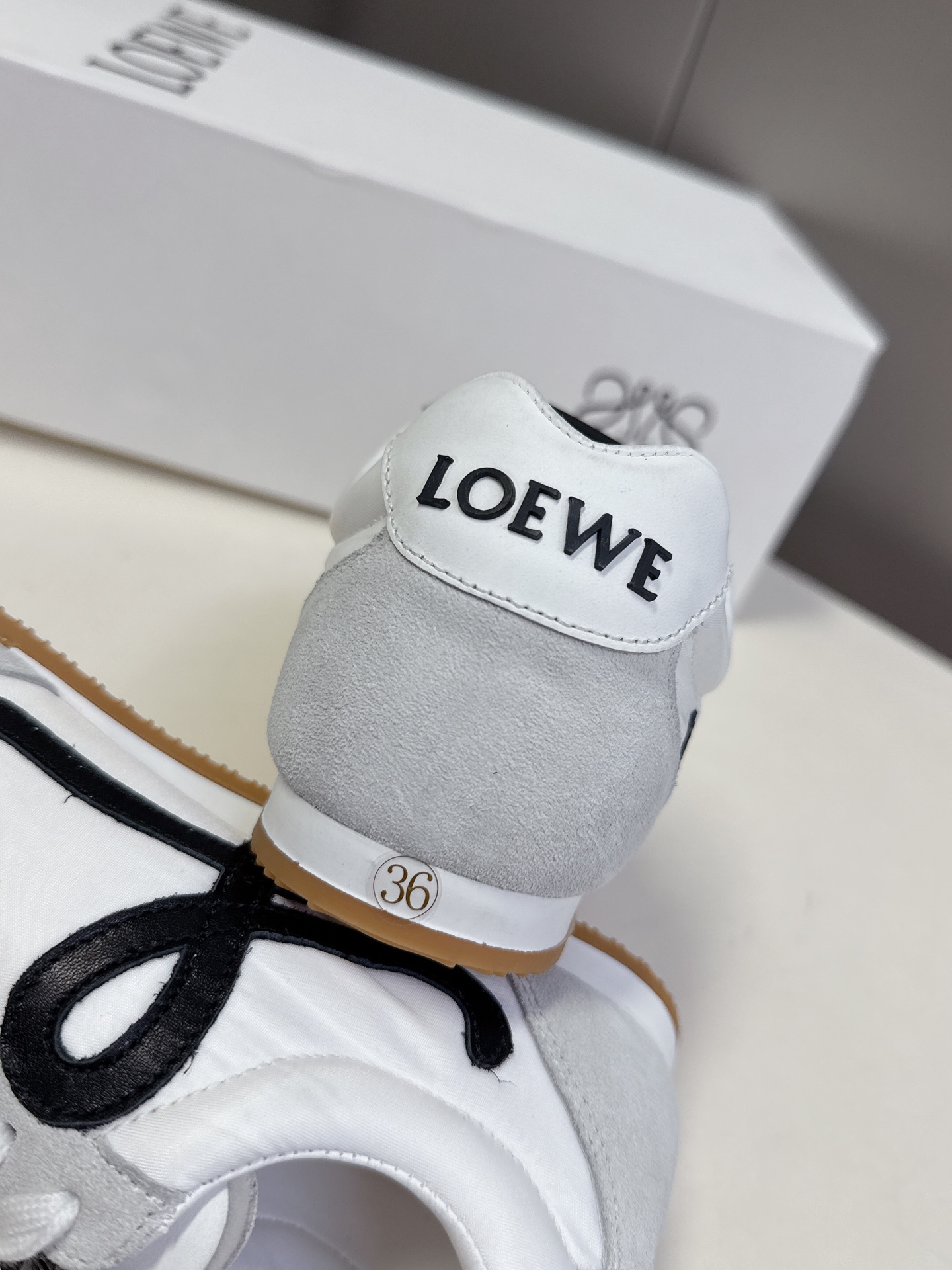 로에베 발레 러너 2.0 스웨이드 스니커즈 화이트