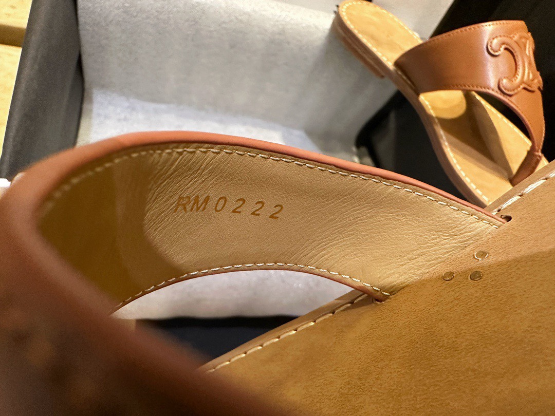 셀린느 22FW 탄 트리오페 플랫 통 플립플랍 샌들