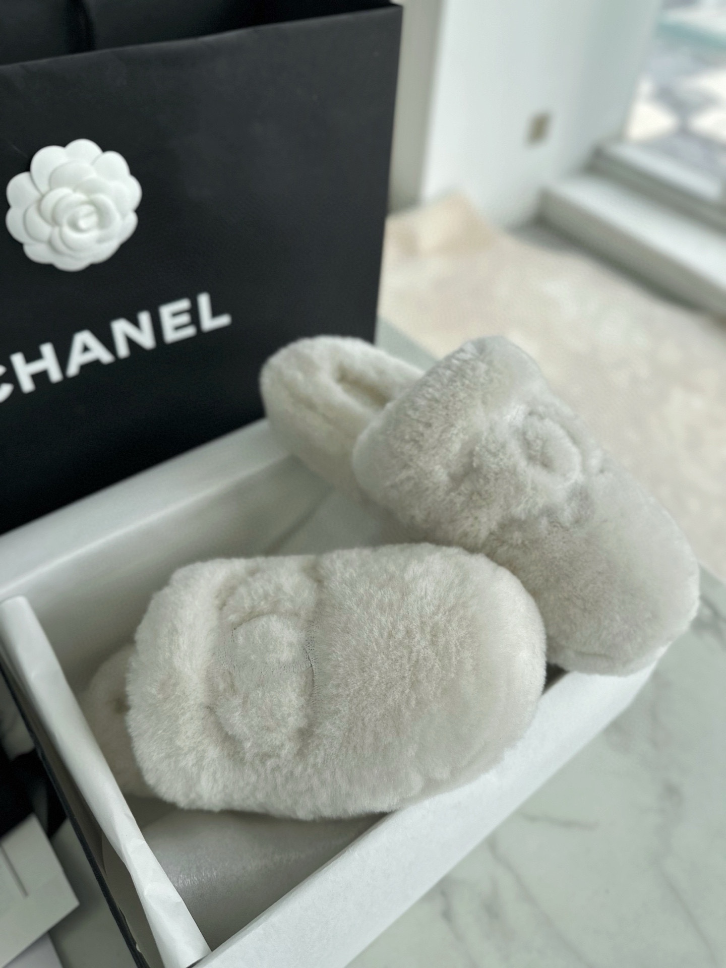 샤넬 시어링 테디 슬리퍼 화이트