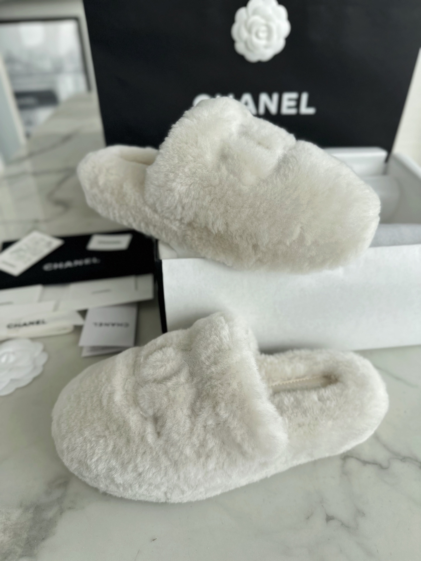 샤넬 시어링 테디 슬리퍼 화이트