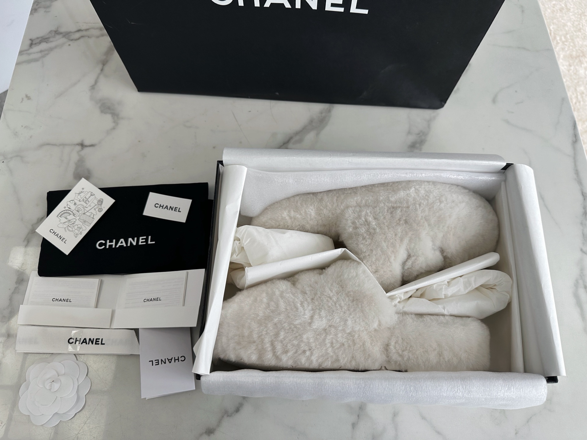 샤넬 시어링 테디 슬리퍼 화이트