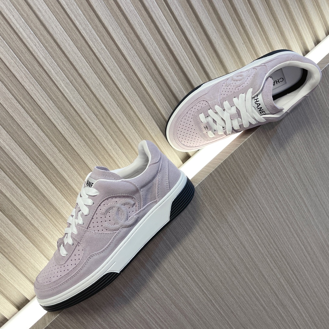 샤넬 카프스킨 & 라이트 핑크 스니커즈