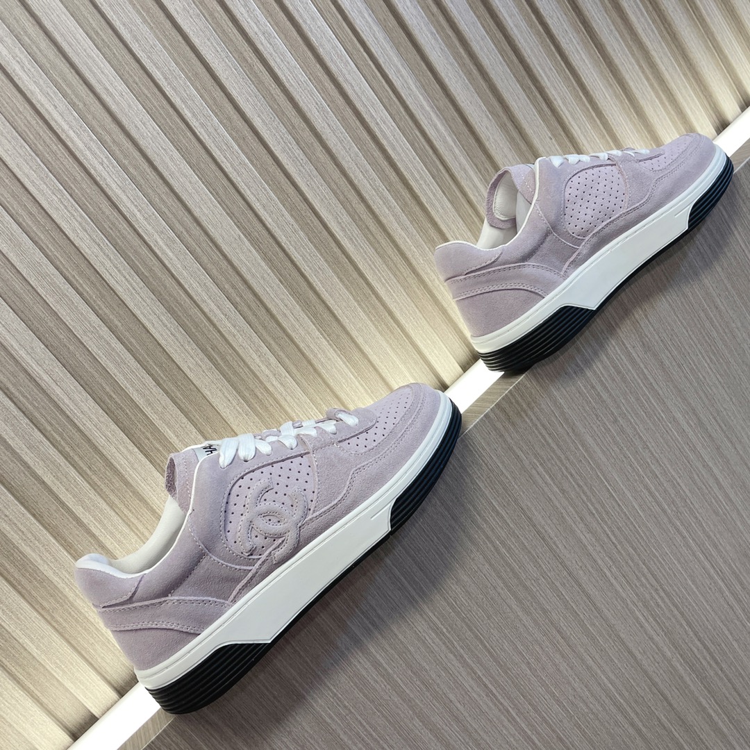 샤넬 카프스킨 & 라이트 핑크 스니커즈