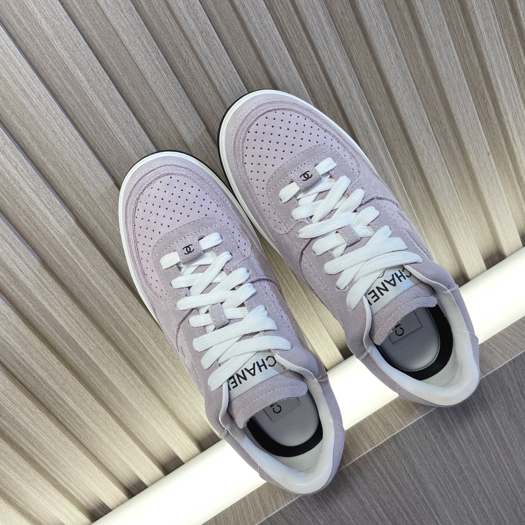 샤넬 카프스킨 & 라이트 핑크 스니커즈