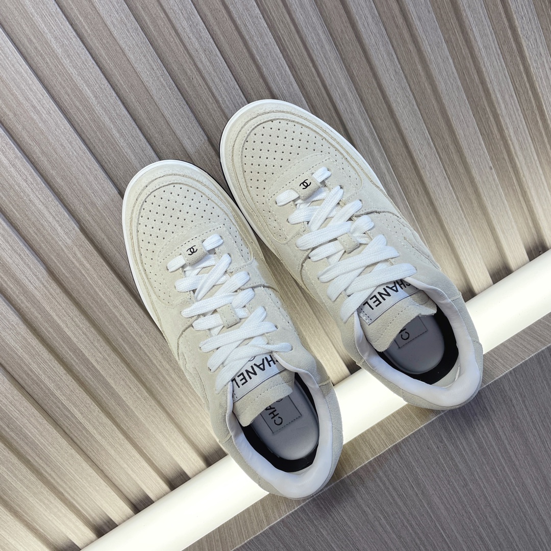 샤넬 카프스킨 & 베이지 스니커즈
