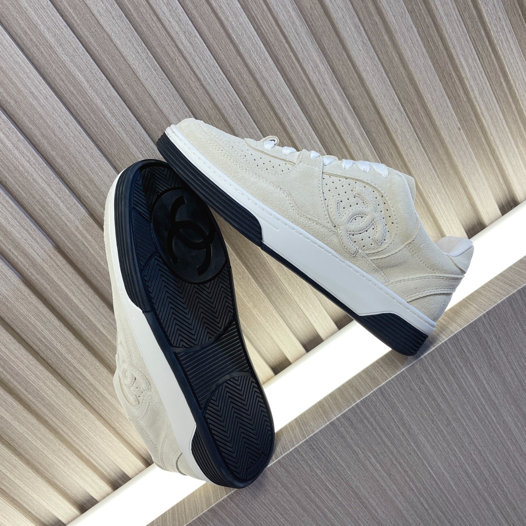 샤넬 카프스킨 & 베이지 스니커즈