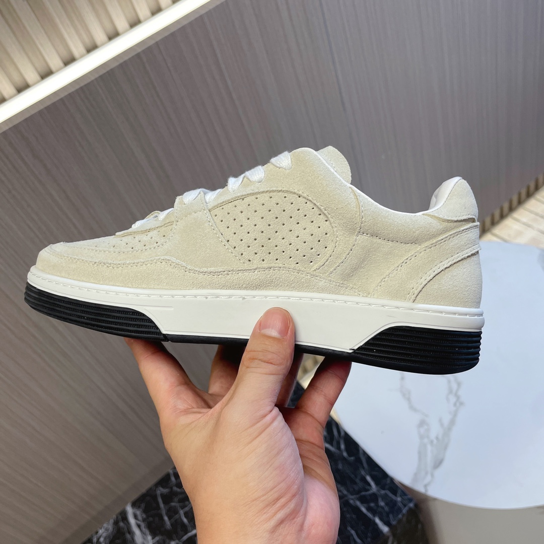 샤넬 카프스킨 & 베이지 스니커즈