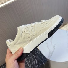 샤넬 카프스킨 & 베이지 스니커즈