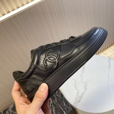 샤넬 카프스킨 & 블랙 스니커즈