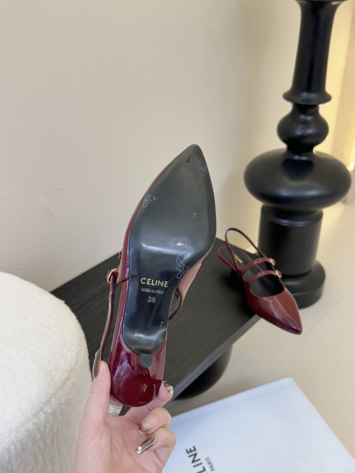 셀린느 25SS 오픈 버건디 유광 레더 샌들