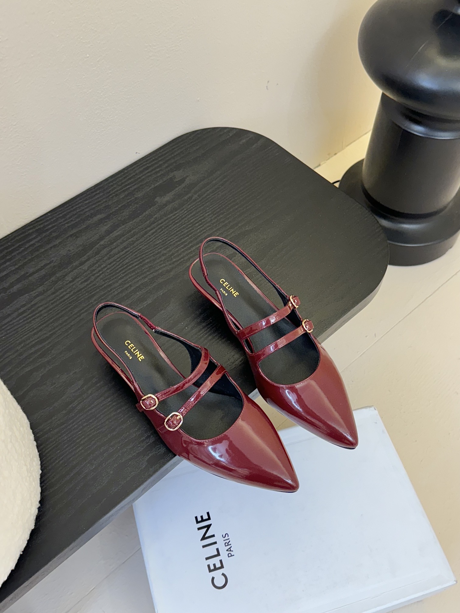 셀린느 25SS 오픈 버건디 유광 레더 샌들