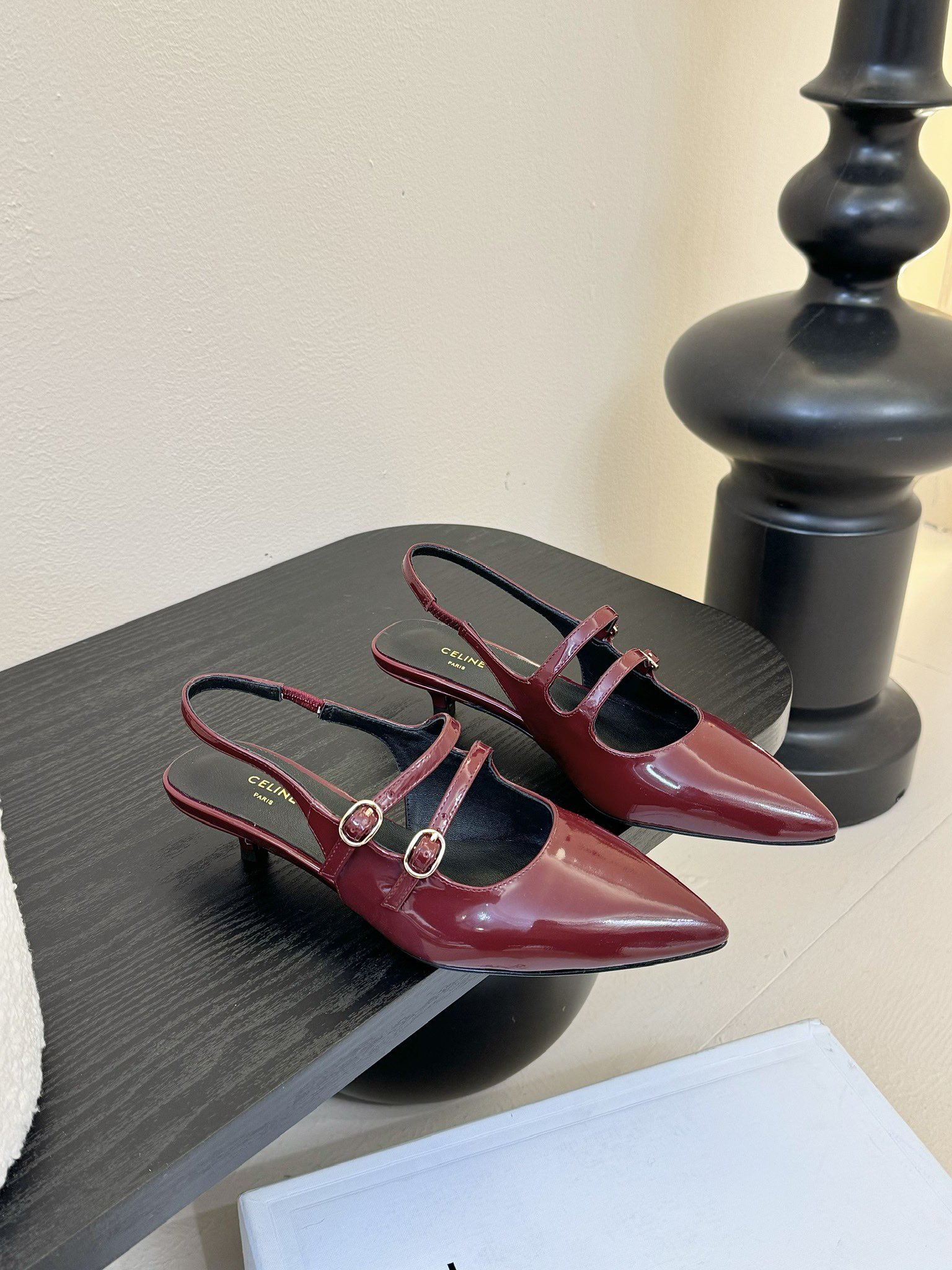 셀린느 25SS 오픈 버건디 유광 레더 샌들