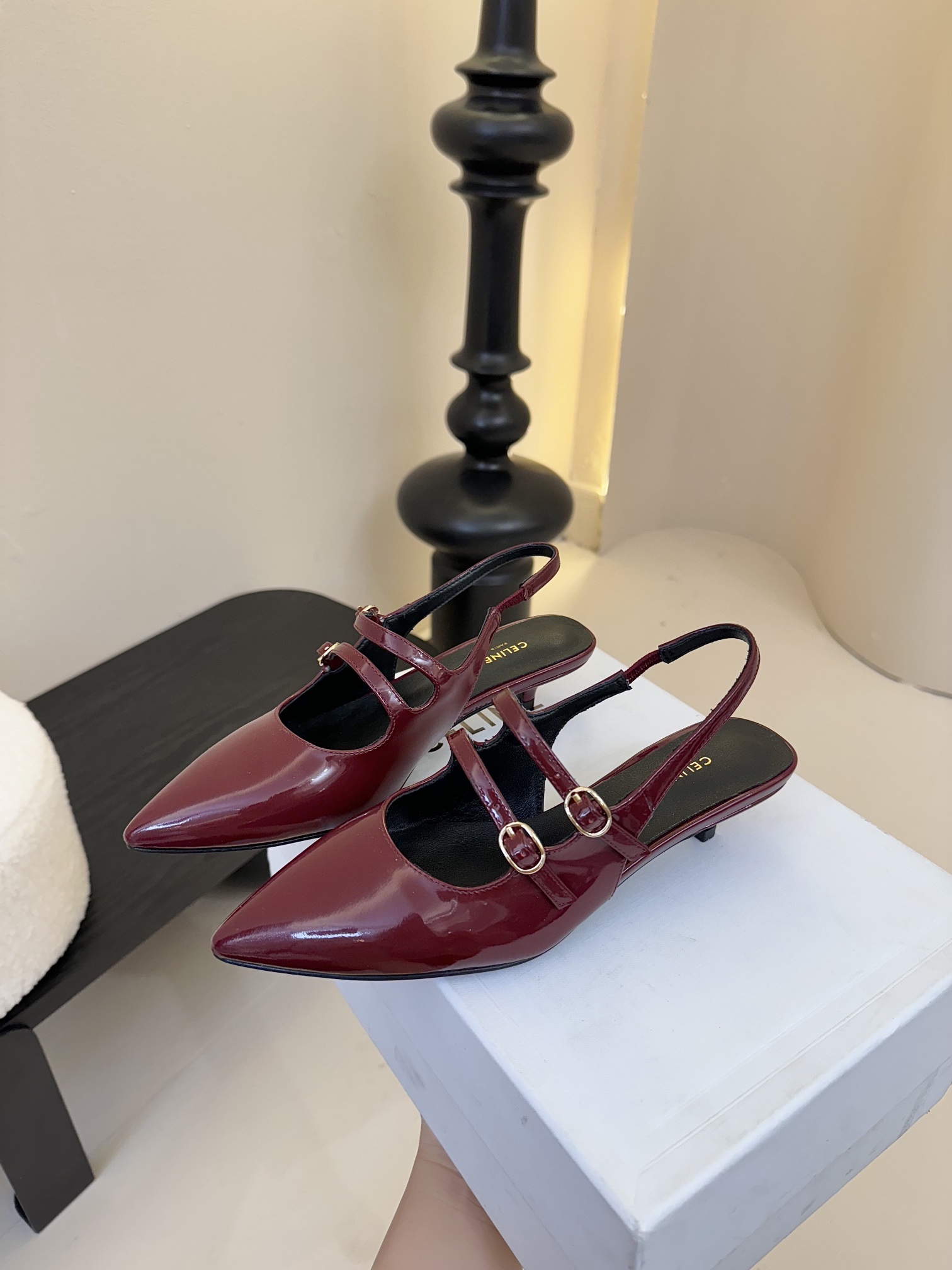 셀린느 25SS 오픈 버건디 유광 레더 샌들