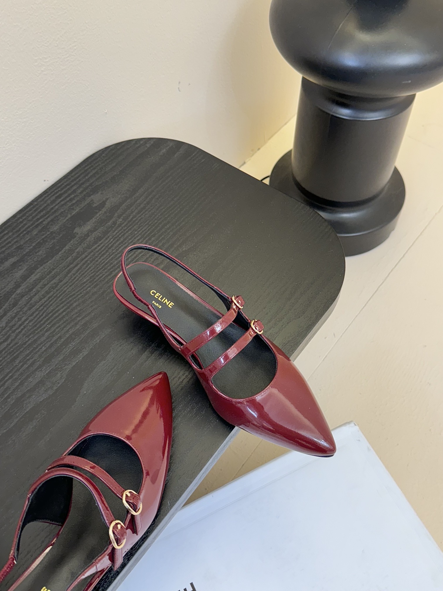 셀린느 25SS 오픈 버건디 유광 레더 샌들