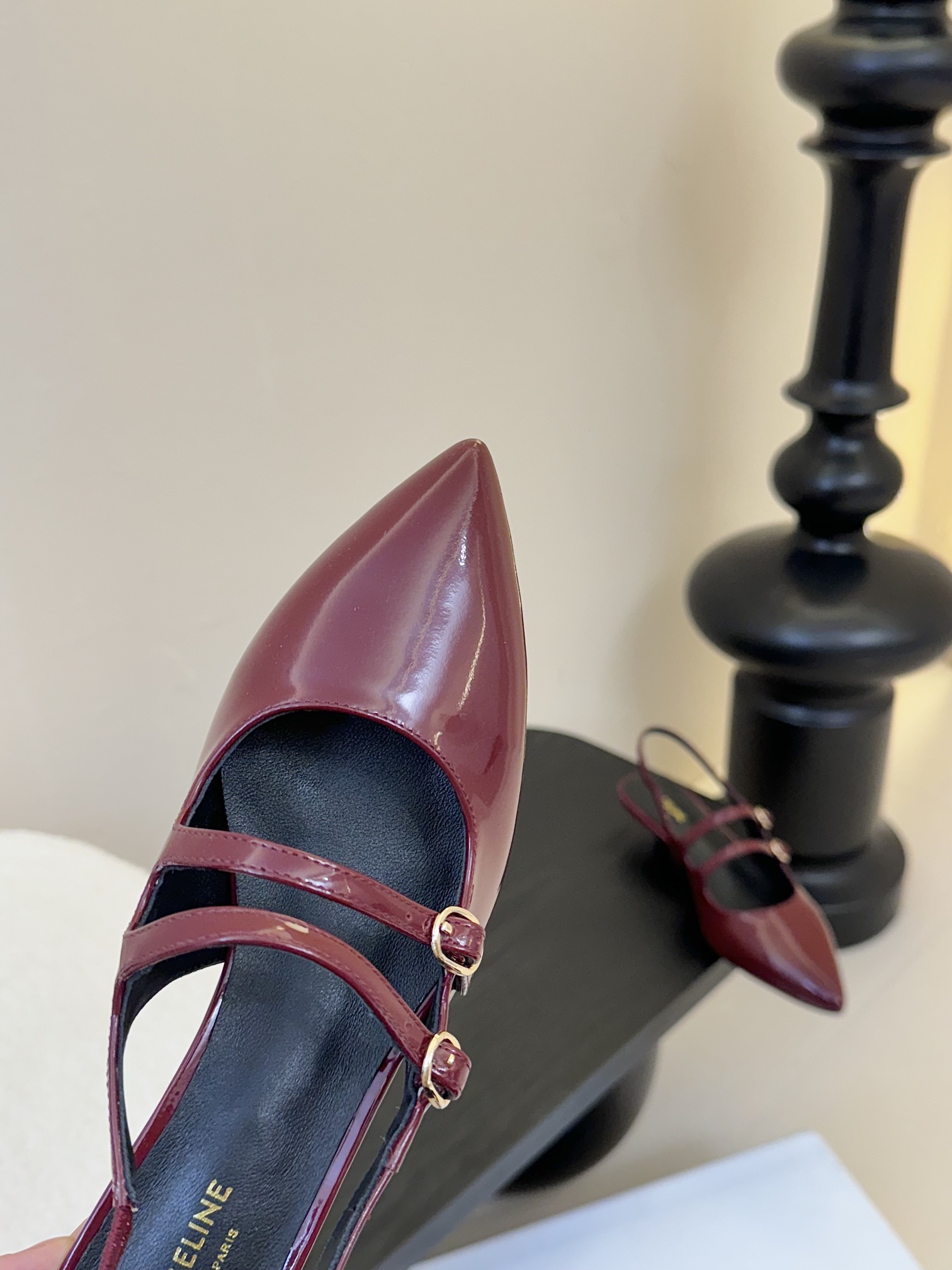 셀린느 25SS 오픈 버건디 유광 레더 샌들