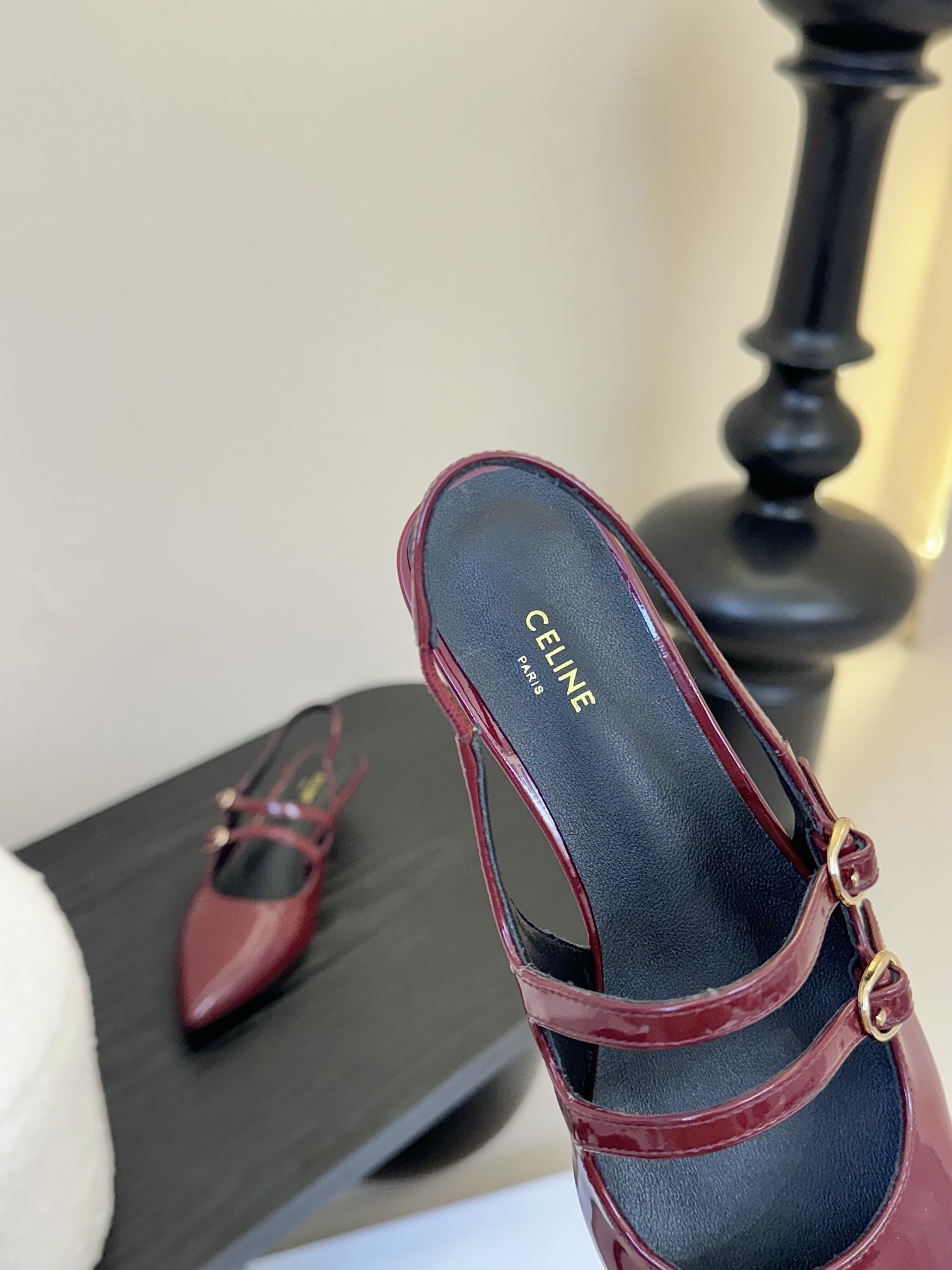 셀린느 25SS 오픈 버건디 유광 레더 샌들