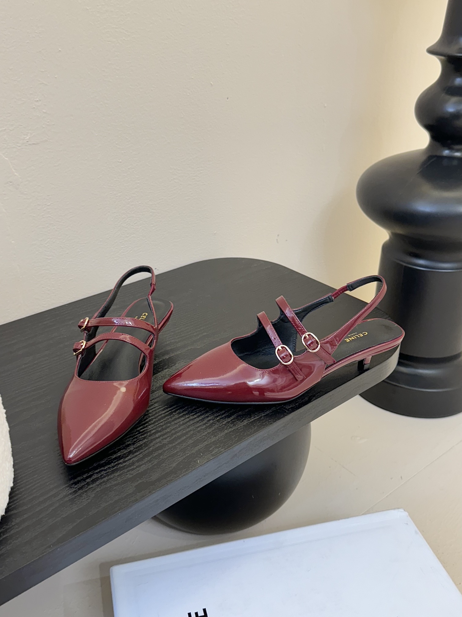 셀린느 25SS 오픈 버건디 유광 레더 샌들