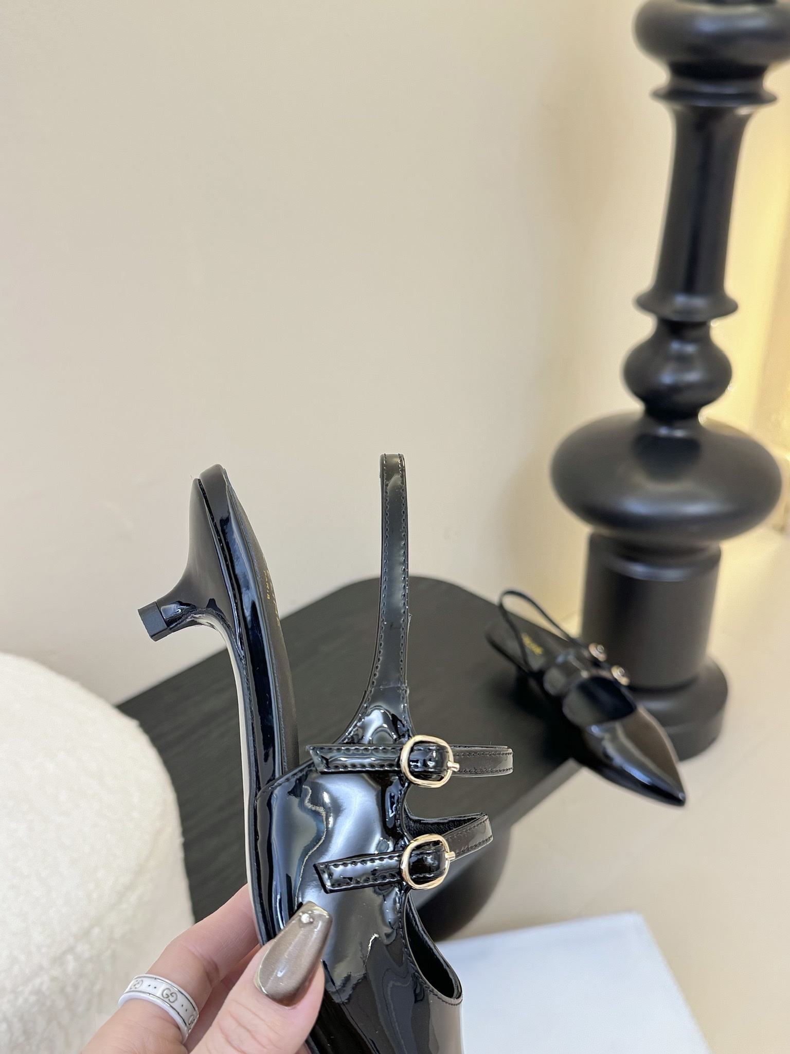 셀린느 25SS 오픈 유광 레더 샌들