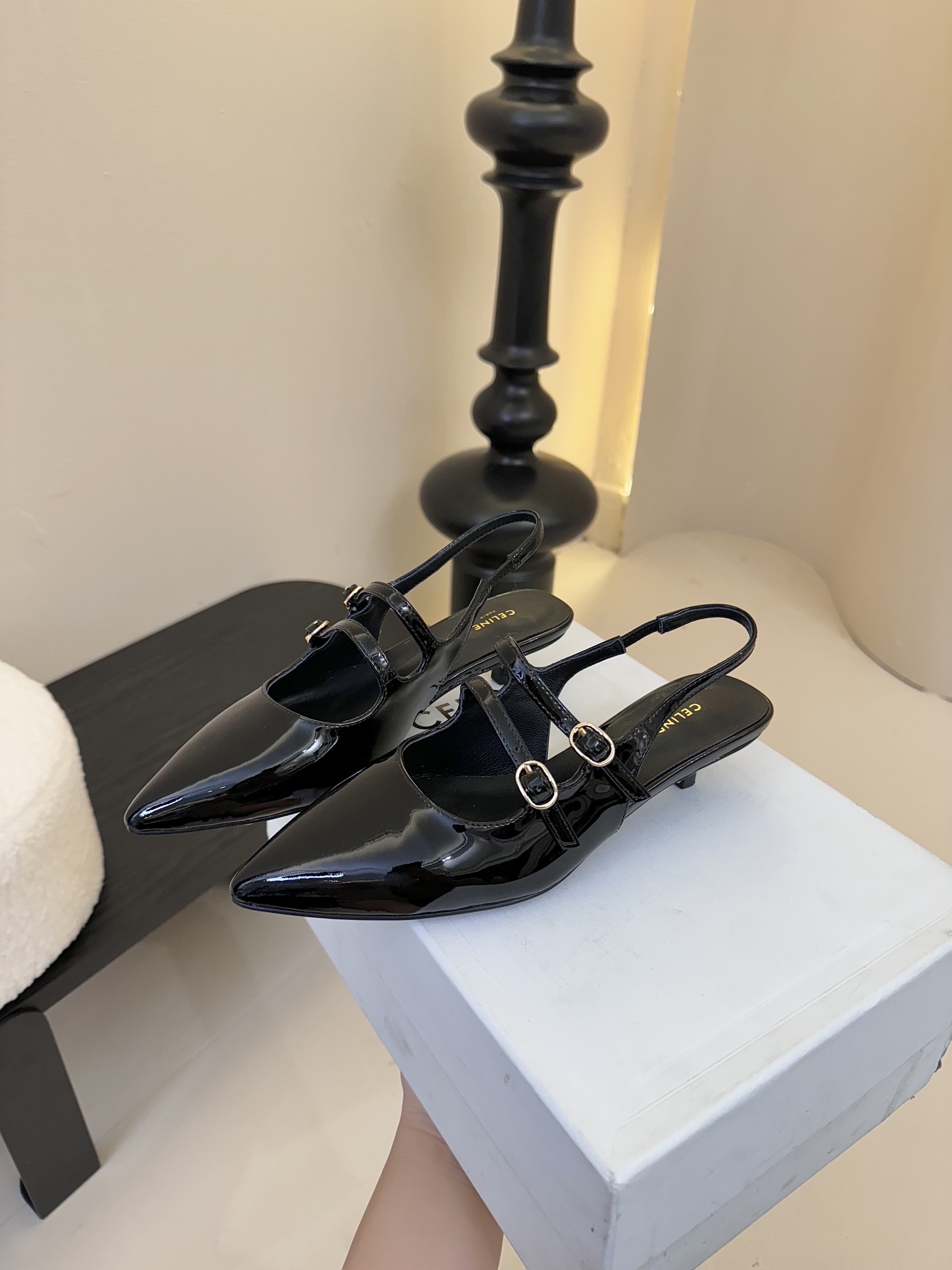 셀린느 25SS 오픈 유광 레더 샌들