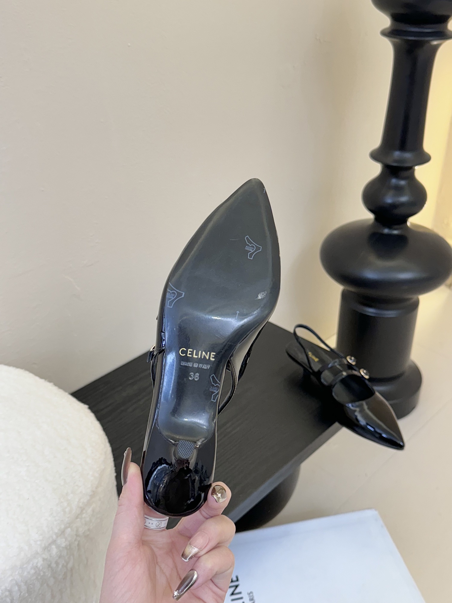 셀린느 25SS 오픈 유광 레더 샌들