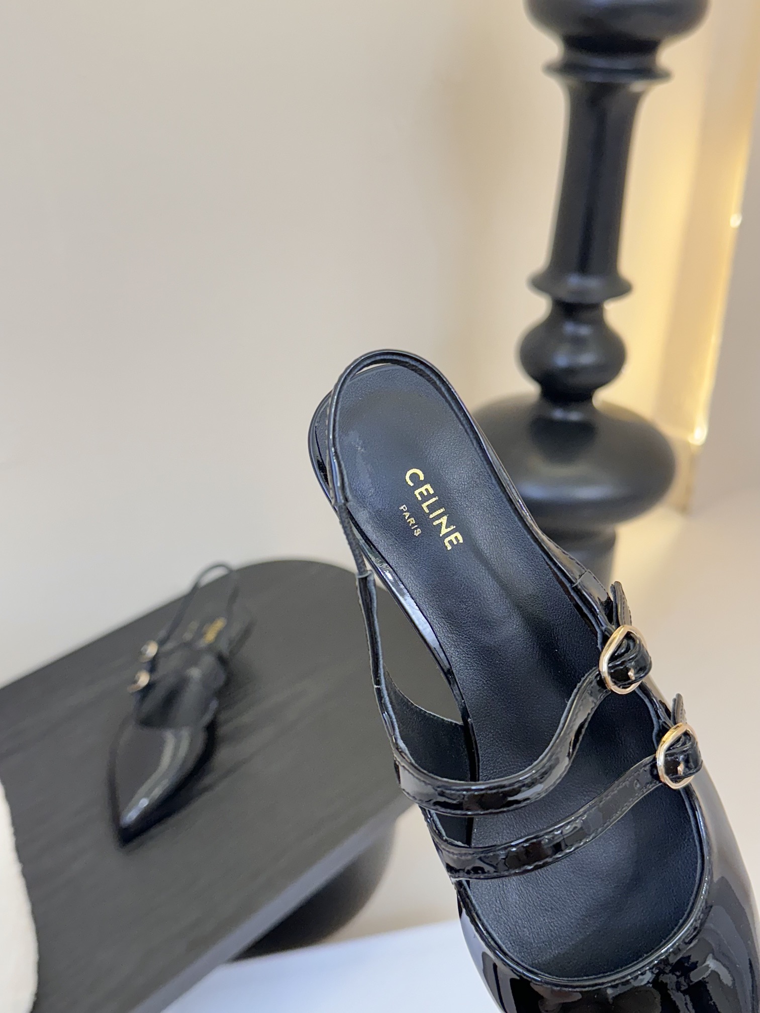 셀린느 25SS 오픈 유광 레더 샌들