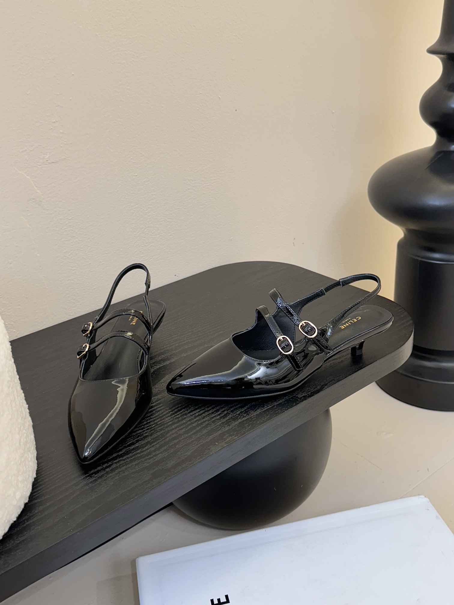 셀린느 25SS 오픈 유광 레더 샌들