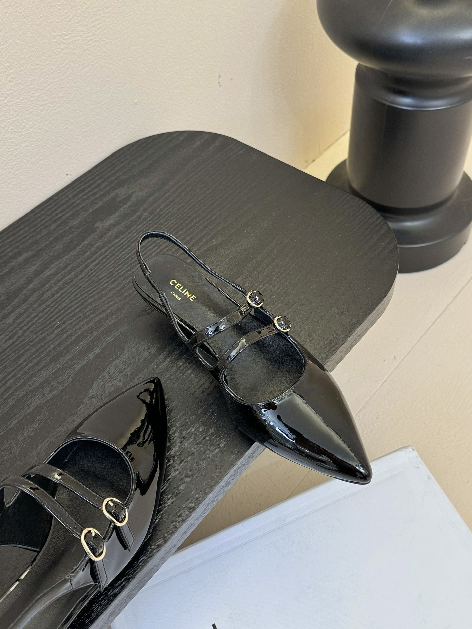 셀린느 25SS 오픈 유광 레더 샌들