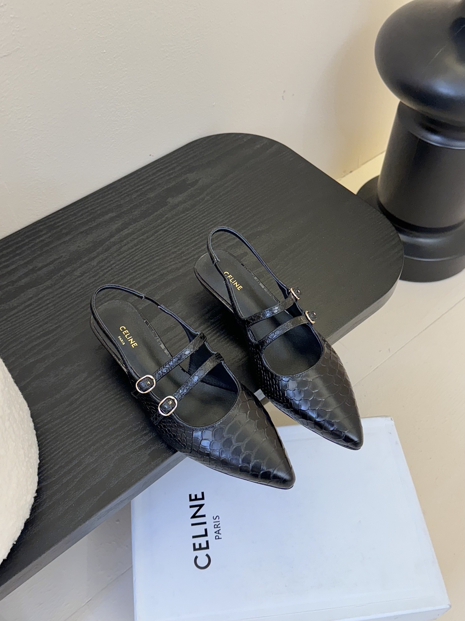 셀린느 25SS 오픈 무광 레더 샌들