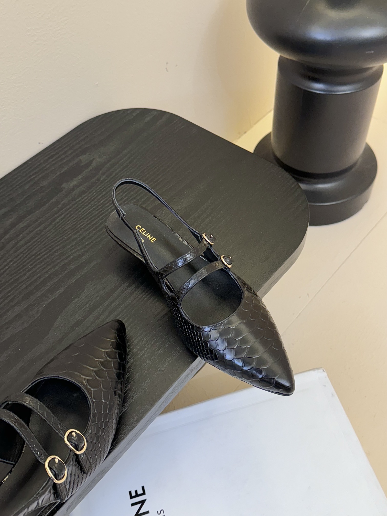 셀린느 25SS 오픈 무광 레더 샌들