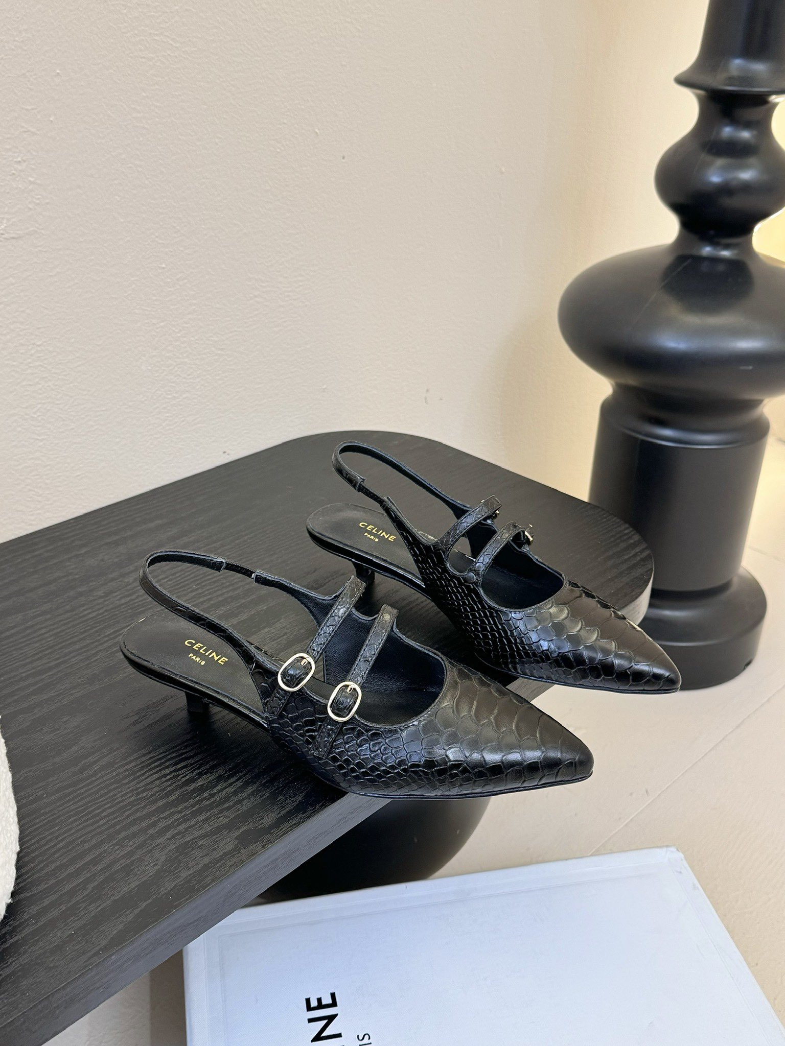 셀린느 25SS 오픈 무광 레더 샌들