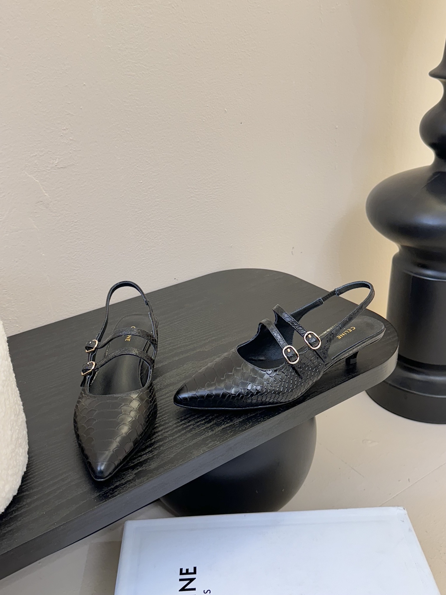 셀린느 25SS 오픈 무광 레더 샌들