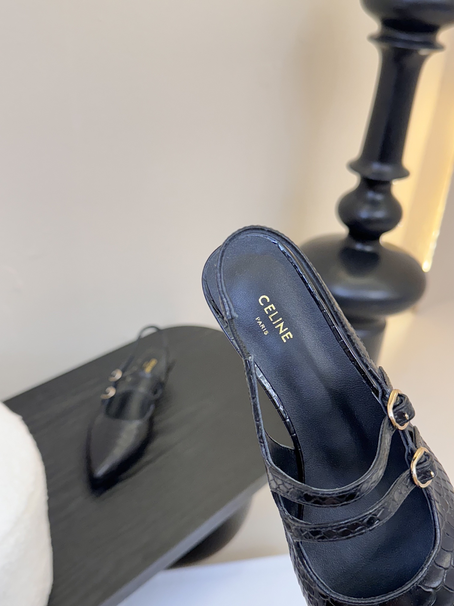 셀린느 25SS 오픈 무광 레더 샌들