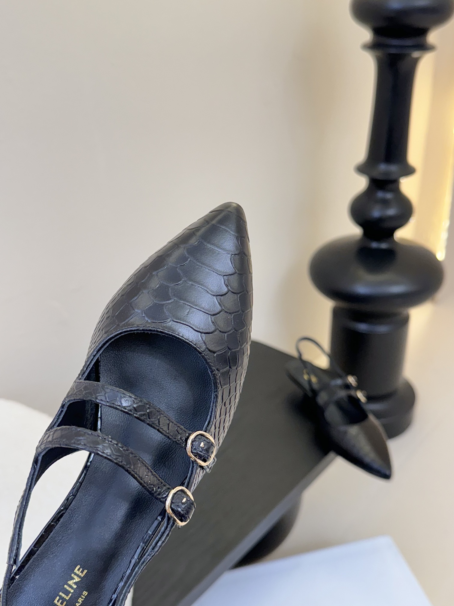 셀린느 25SS 오픈 무광 레더 샌들